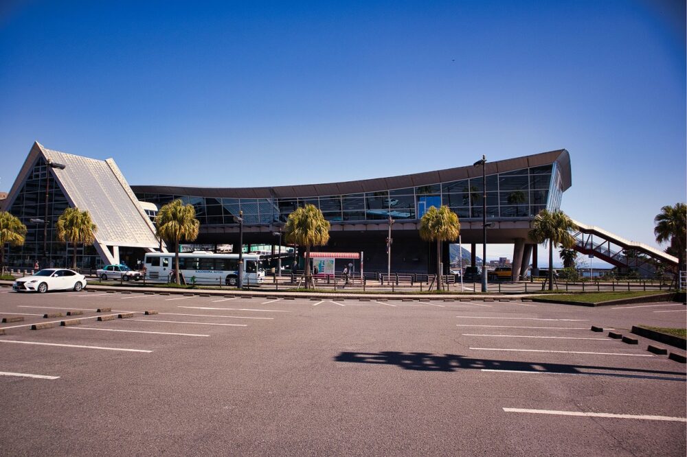 鹿児島市街地側の桜島フェリーターミナルと県営駐車場