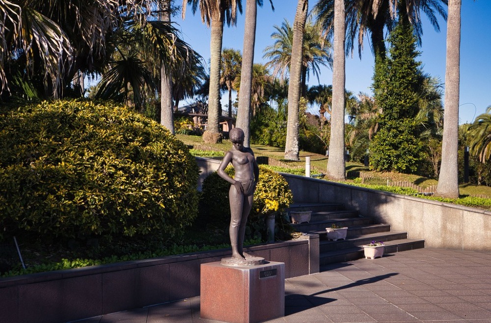 長島美術館の庭にある彫刻