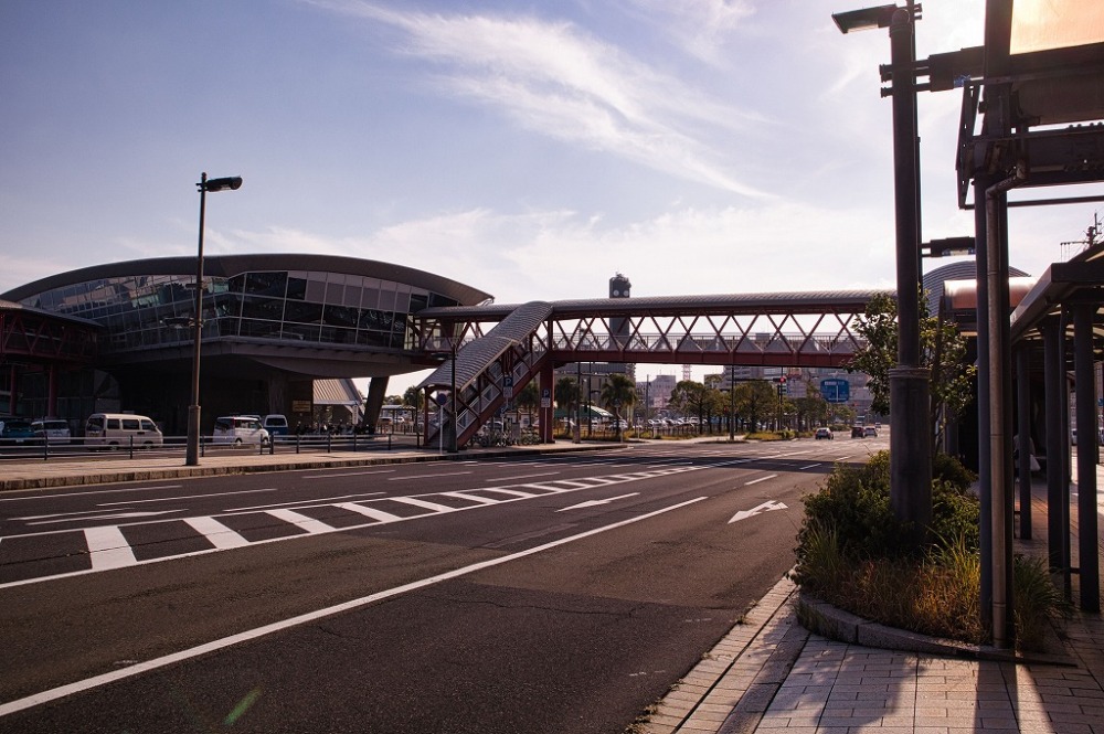 桜島フェリーターミナルと赤い歩道橋