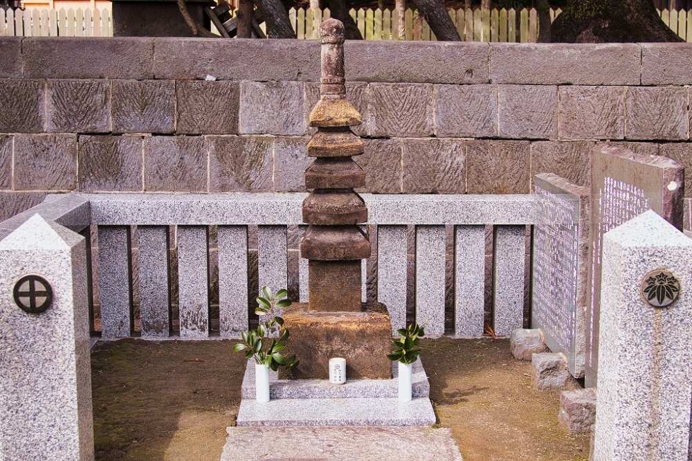 源頼朝公のお墓の雛形塔