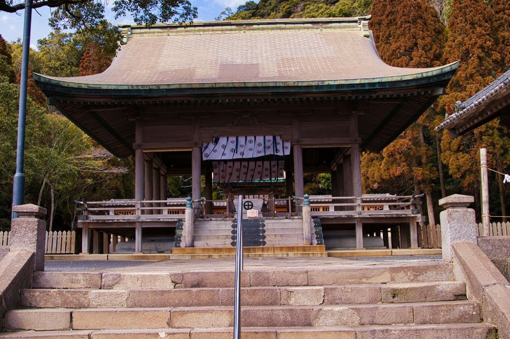 鶴嶺神社の石段と拝殿
