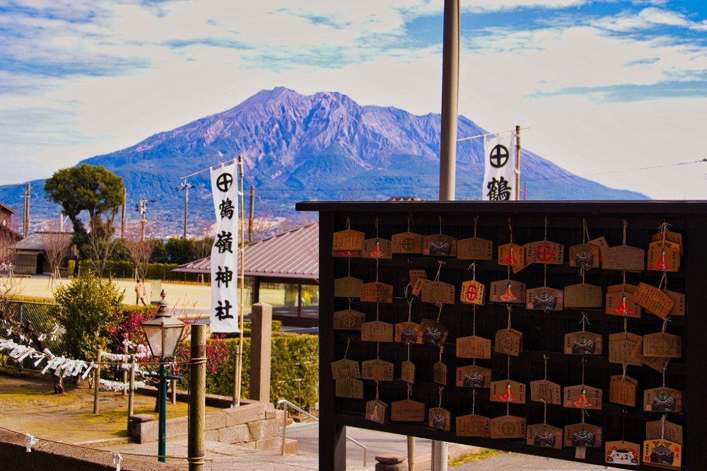 鶴嶺神社の絵馬堂と桜島