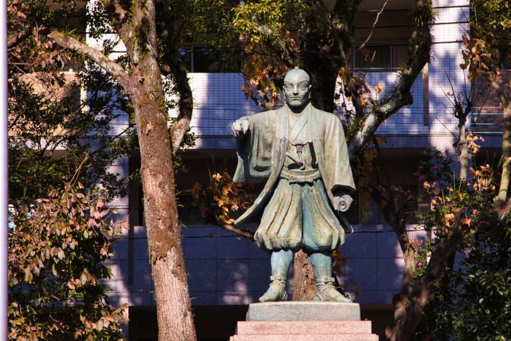 平田靫負の銅像