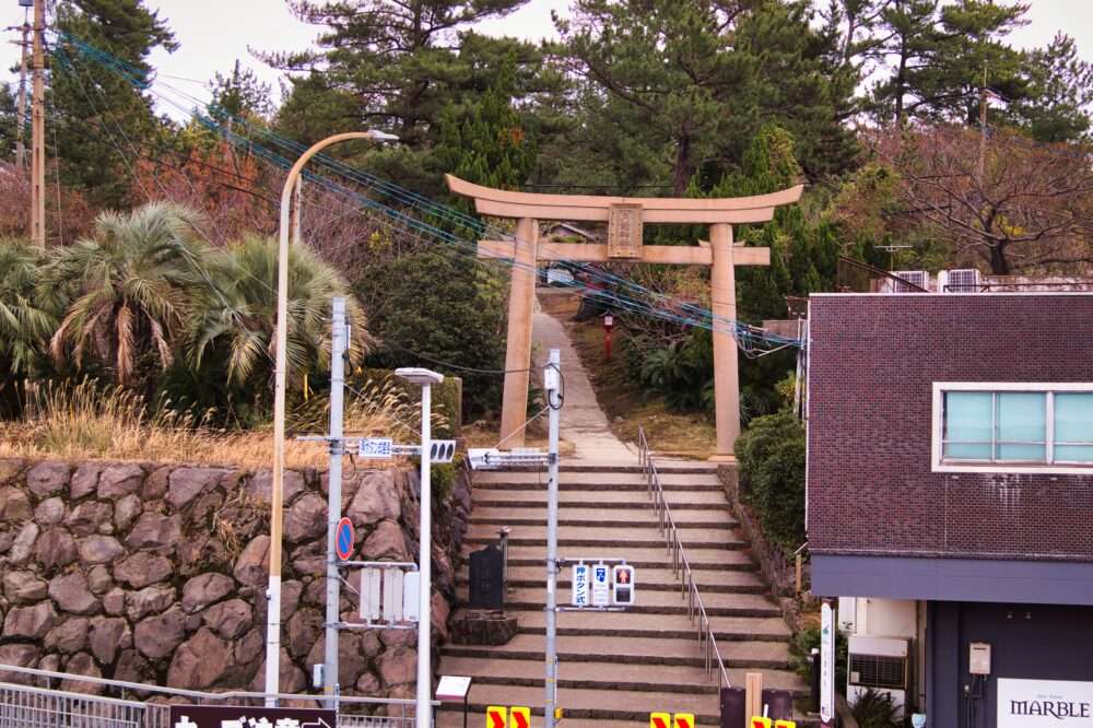 桜島フェリー乗り場のスロープをおりたところにある月読神社