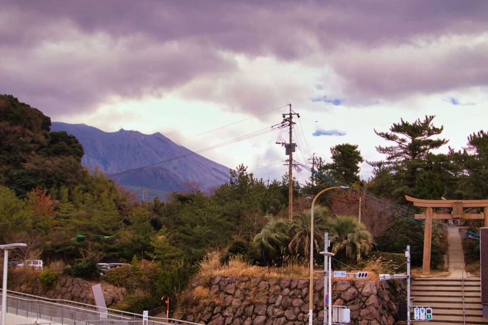 桜島フェリー乗り場のスロープをおりたところにある月読神社