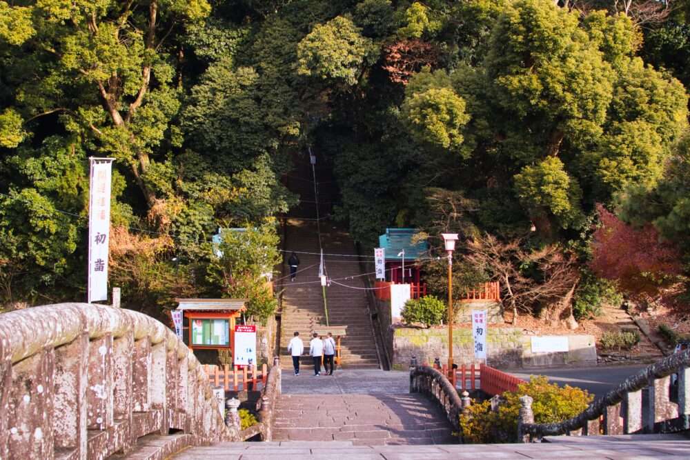 新田神社の石橋から見た石段