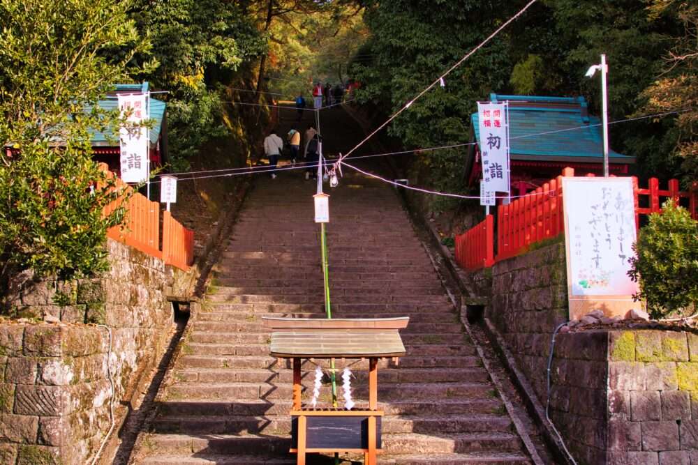 新田神社の最初の石段