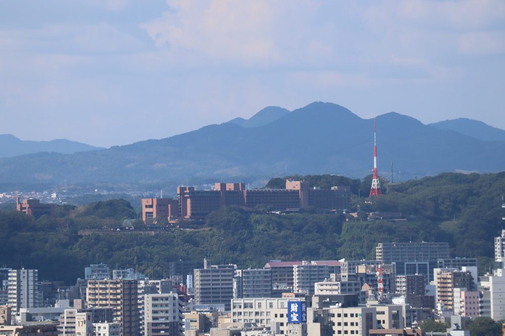 鹿児島県庁から見た城山（ホテル）
